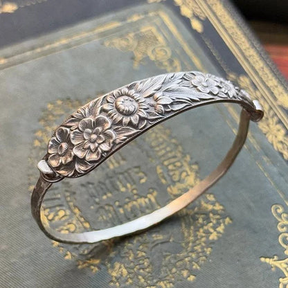 Delyth - Pulsera de plata grabada