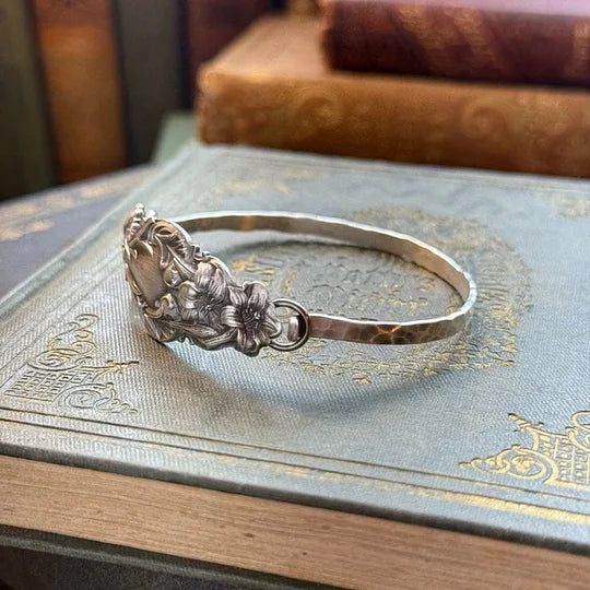 Delyth - Pulsera de plata grabada