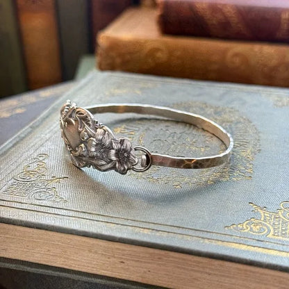 Delyth - Pulsera de plata grabada